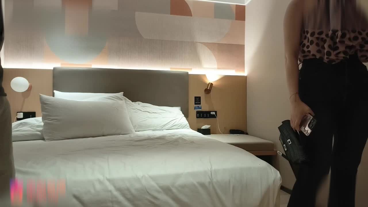 O irmão forte da barra de alperce, vestindo uma irmã muito sexy e bonita, as calças de ganga justas delineiam o corpo encantador é muito sensual, seco até à parte de trás dos seguintes estão secos a água inchada está a fluir seca