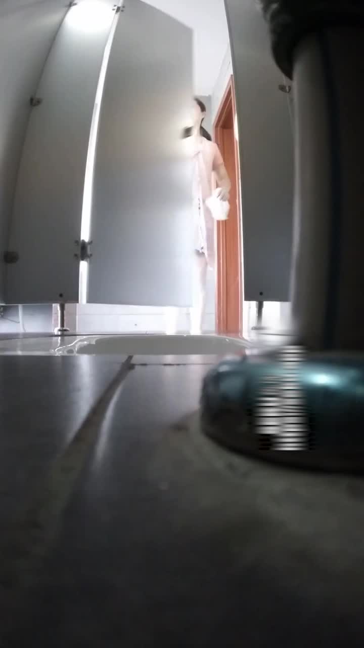 Vụ việc cửa: Nữ Cục trưởng Cục Công an thành phố Yichang, tỉnh Hồ Bắc, khi lên CS đã bị TP❤️ làm cho tè ra quần, thậm chí cả hình ảnh đi tiểu cũng bị nhìn thấy rõ mồn một!