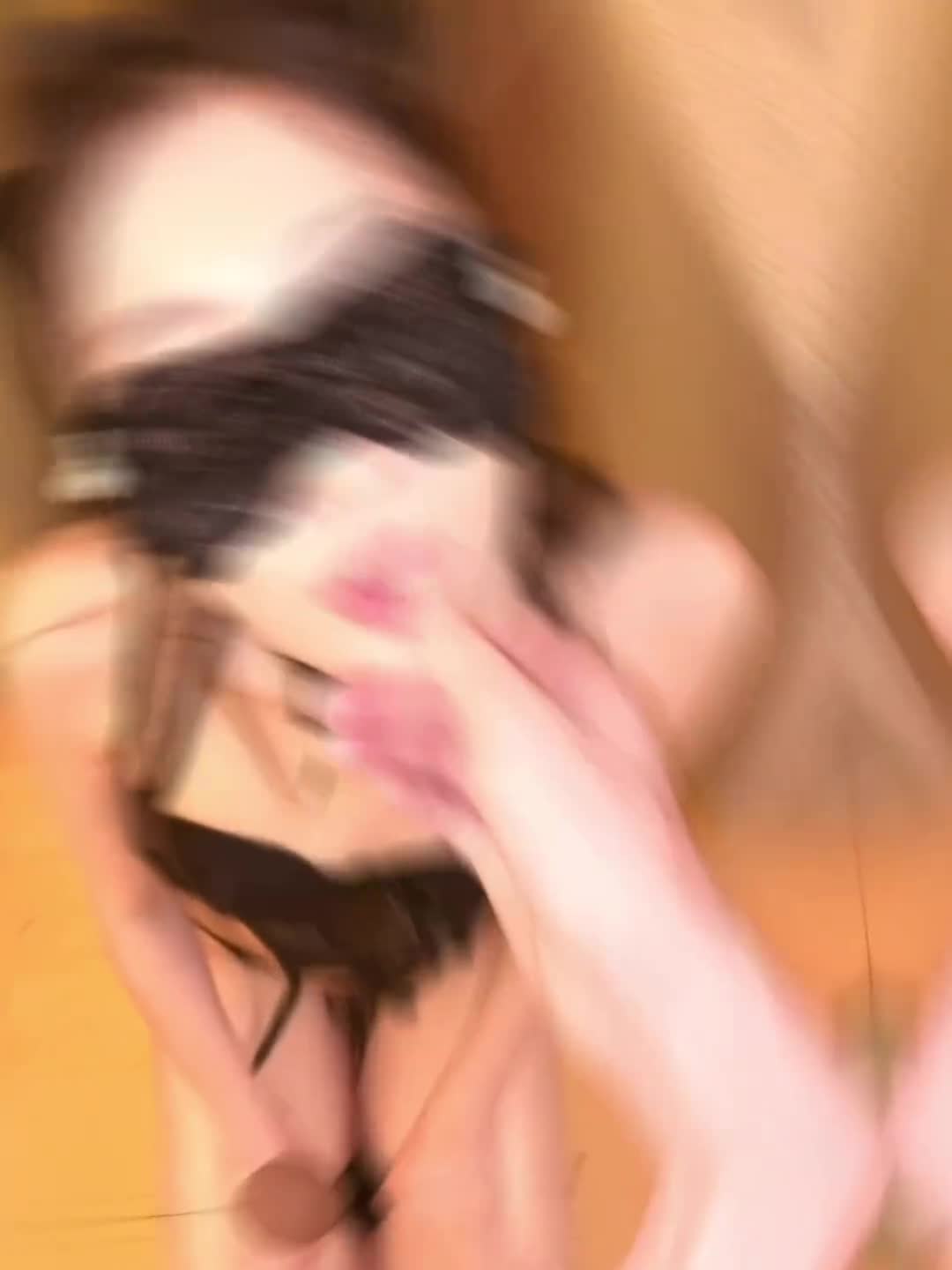 Mit verbundenen Augen spucken Zunge kontrastierenden Finger lecken, Hände geschröpft Hahn lecken Blick, Arsch Schmollen von Papa versohlt wird, je mehr er spanks desto mehr aufgeregt er bekommt