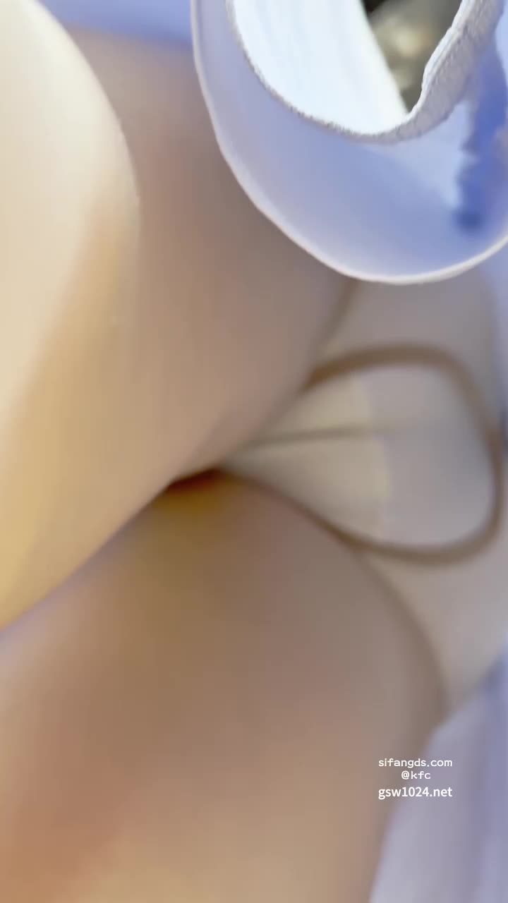 Eteklerin altından bakmak en büyük zevklerimden biridir.