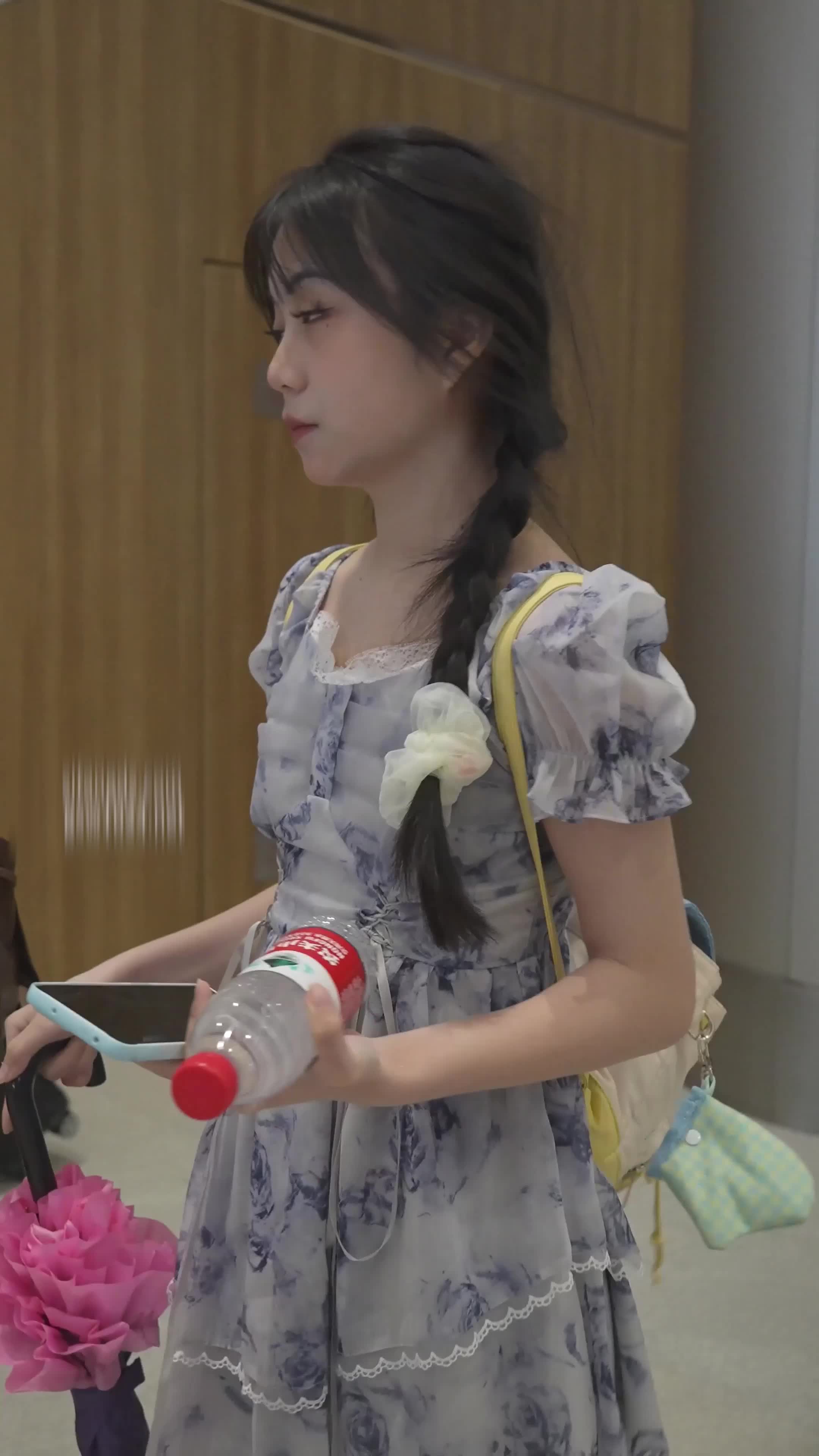 会喷水的姐姐 - 偷拍漫展气质美女的底裤，纯朴的小内裤儿