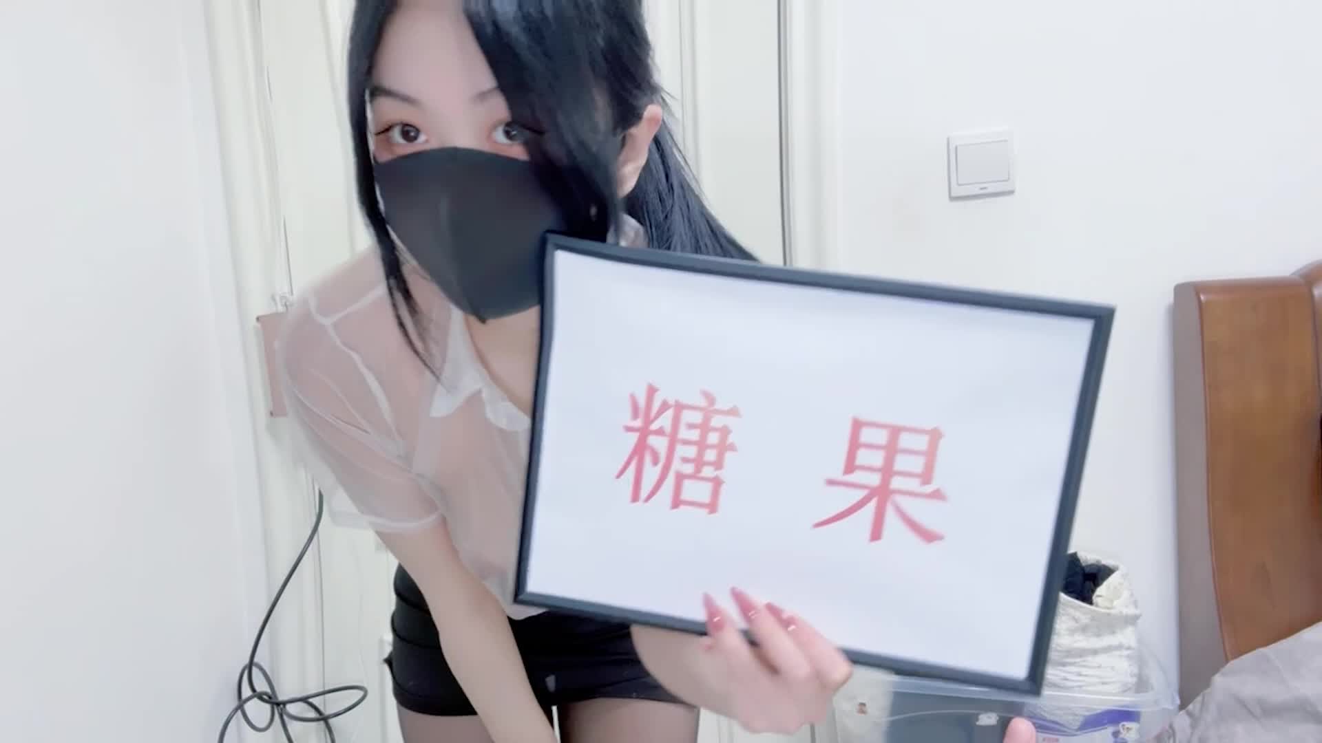 Cô em kẹo ngọt tràn đầy cảm giác thuần khiết, mặc đồng phục trong suốt kết hợp với tất đen, tự sướng thật thơm.