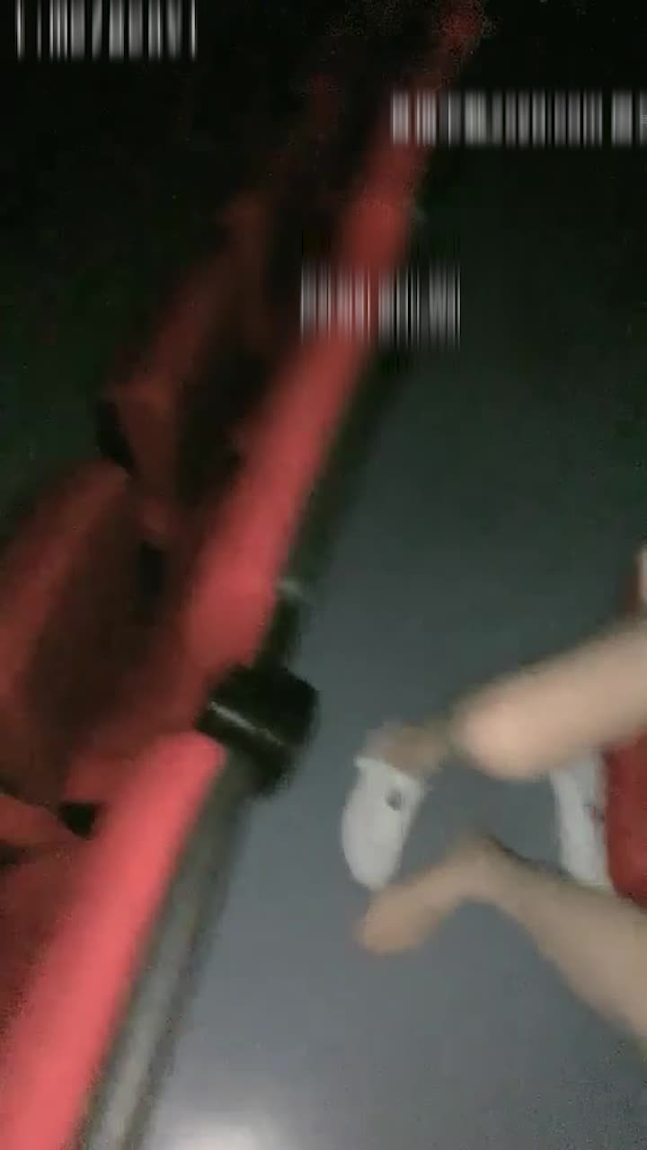 Une petite salope en JK séduit un homme au cinéma et le baise directement dans la salle.