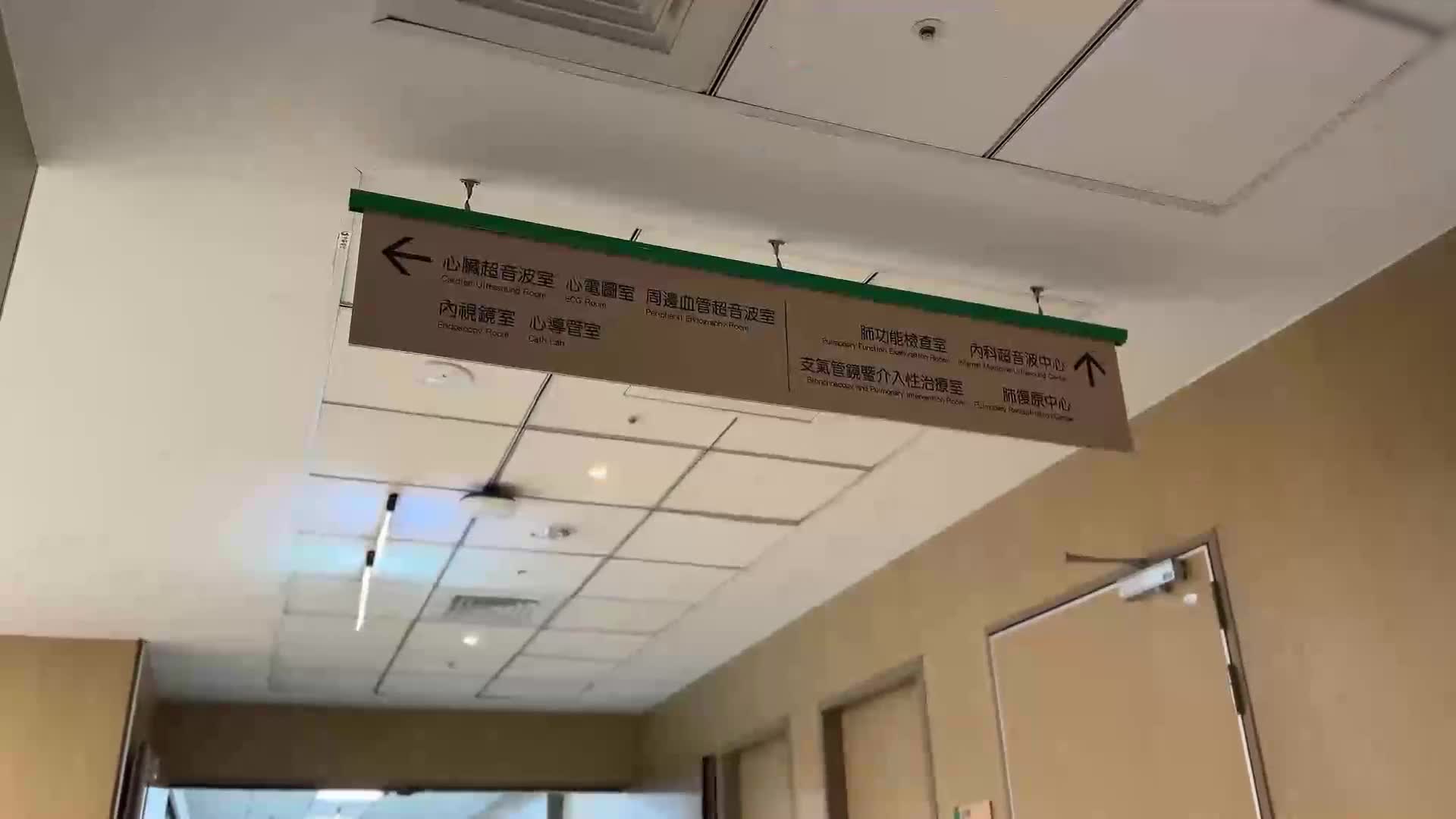 Der männliche Arzt bietet der weiblichen Zustellerin einen kostenlosen Bodycheck an und stößt immer wieder in seine Muschi, um sie vom Gehen abzuhalten!