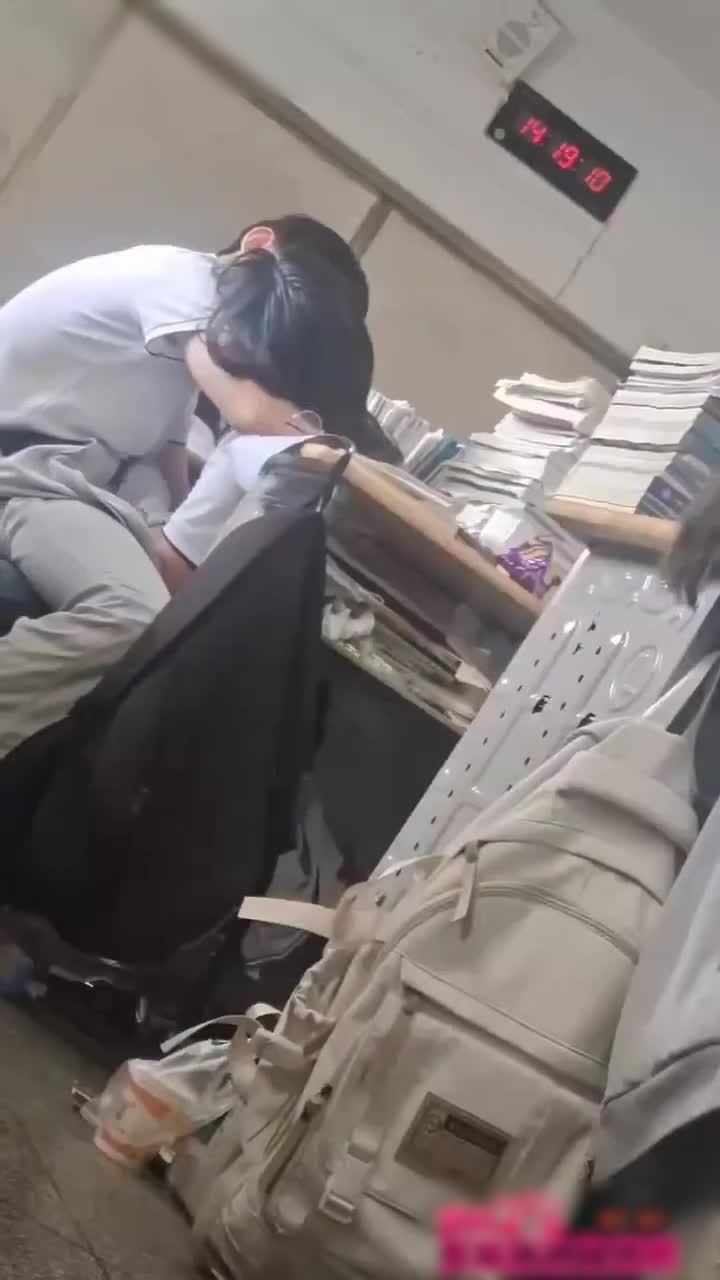 Vụ việc ở cửa lớp học là nơi để học tập, không phải để xem phim khiêu dâm!