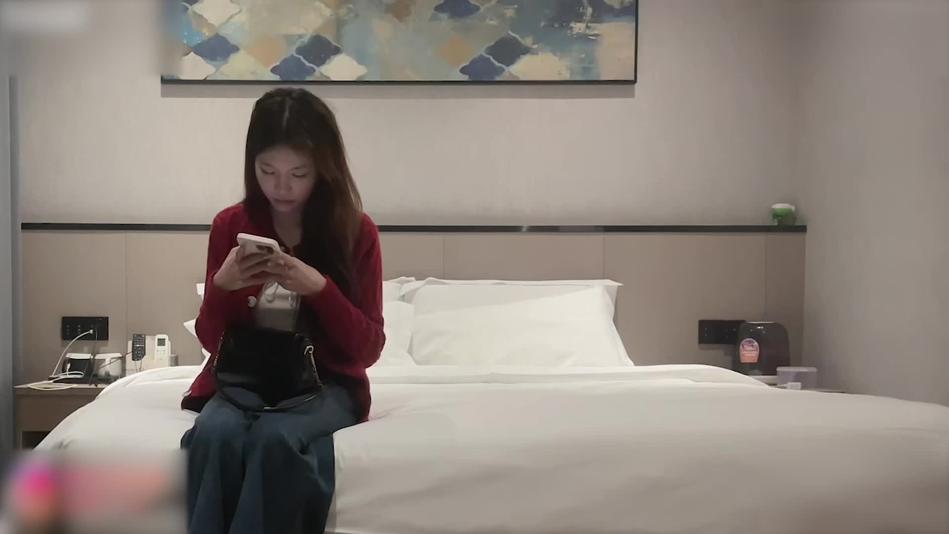 Gặp gỡ cô gái trẻ mặc áo đỏ mới vào nghề, âm thanh rên rỉ khi đạt cực khoái, ngực đẹp và săn chắc, màu hồng đặc biệt.