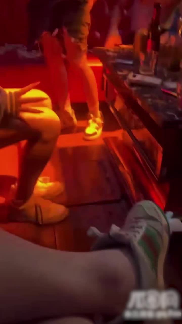 Guangdong KTV sex party! A super sexy young woman actively seeks sex with a rich second-generation heir, accused of being raped and forced to climax repeatedly, squirting!