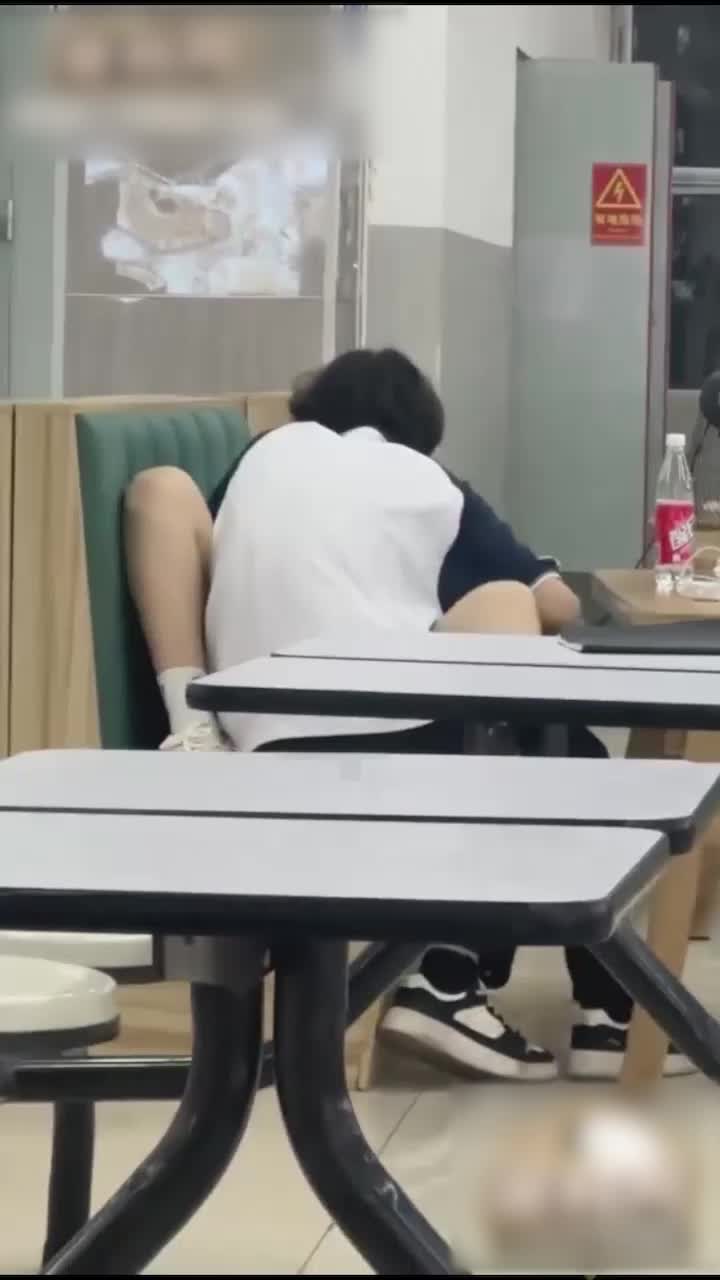 国产 色情 视频 - 门事件 山西应用科技学院瓜 小情侣在学校食堂当众上演校园活春宫被偷拍发表白墙 这下不火都难啊