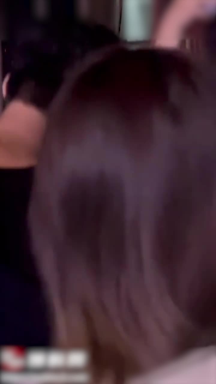 Sự cố cửa sổ: Cặp đôi tại Trung tâm Thương mại Quốc tế An Tai, Rizhao, Shandong, quên kéo rèm khi phát trực tiếp cảnh nóng, thu hút hàng nghìn người tụ tập gõ cửa nhắc nhở.