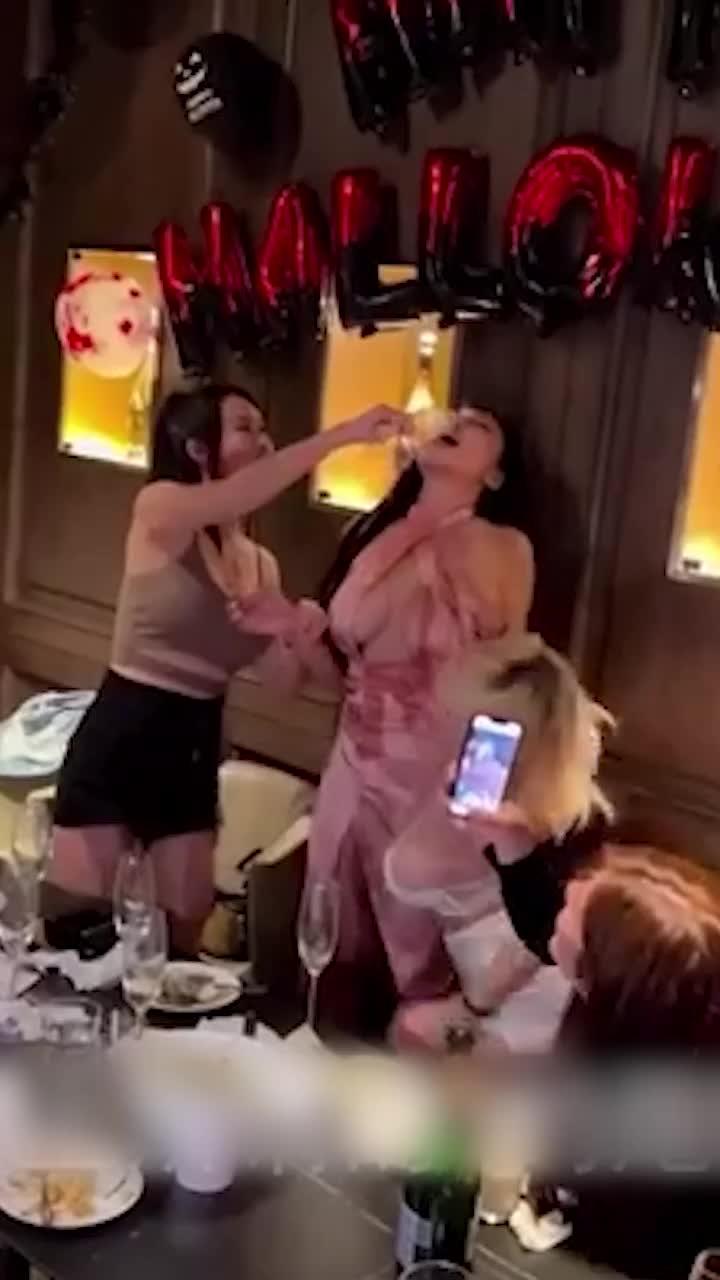 91상하이 최고 클럽 유명인 잔치 안녕하세요 호텔로 직접 재생하여 섹스하십시오.