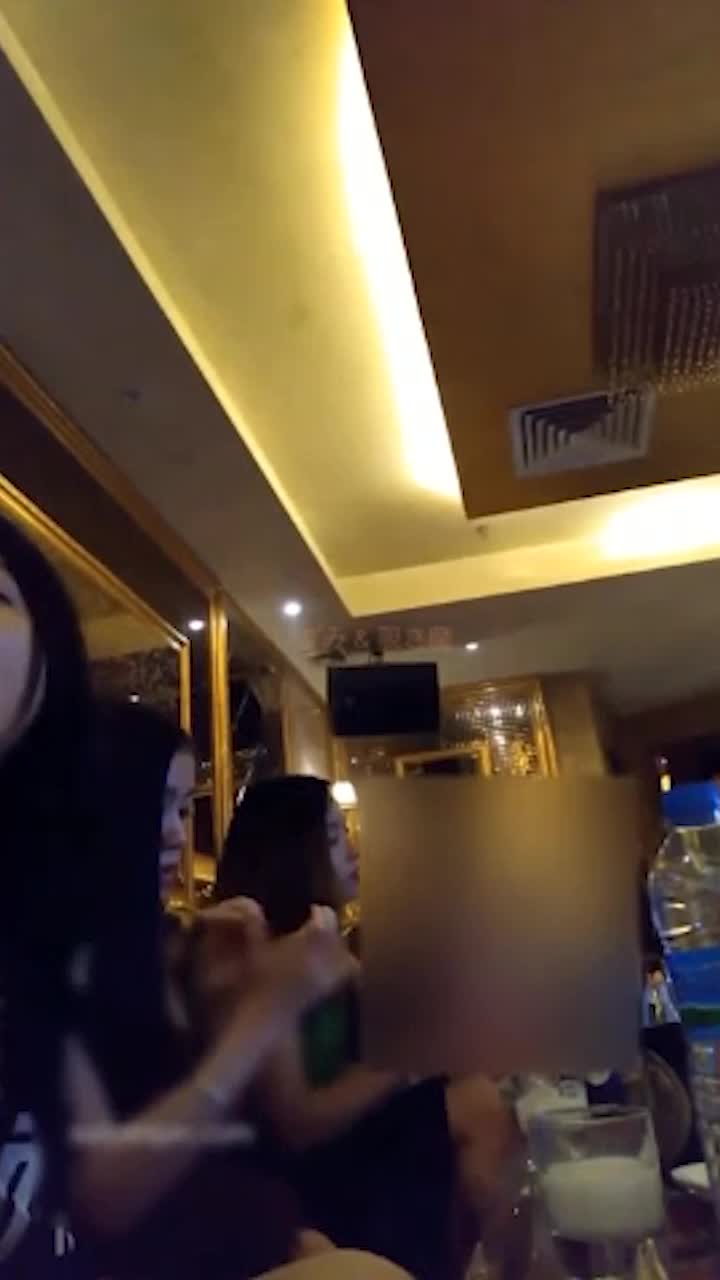 Thực sự là một vụ hiếp dâm. Đồng nghiệp xinh đẹp. Cho thuốc vào đồ uống của cô ấy tại KTV. Đưa cô ấy về khách sạn và nhiều người thay nhau...