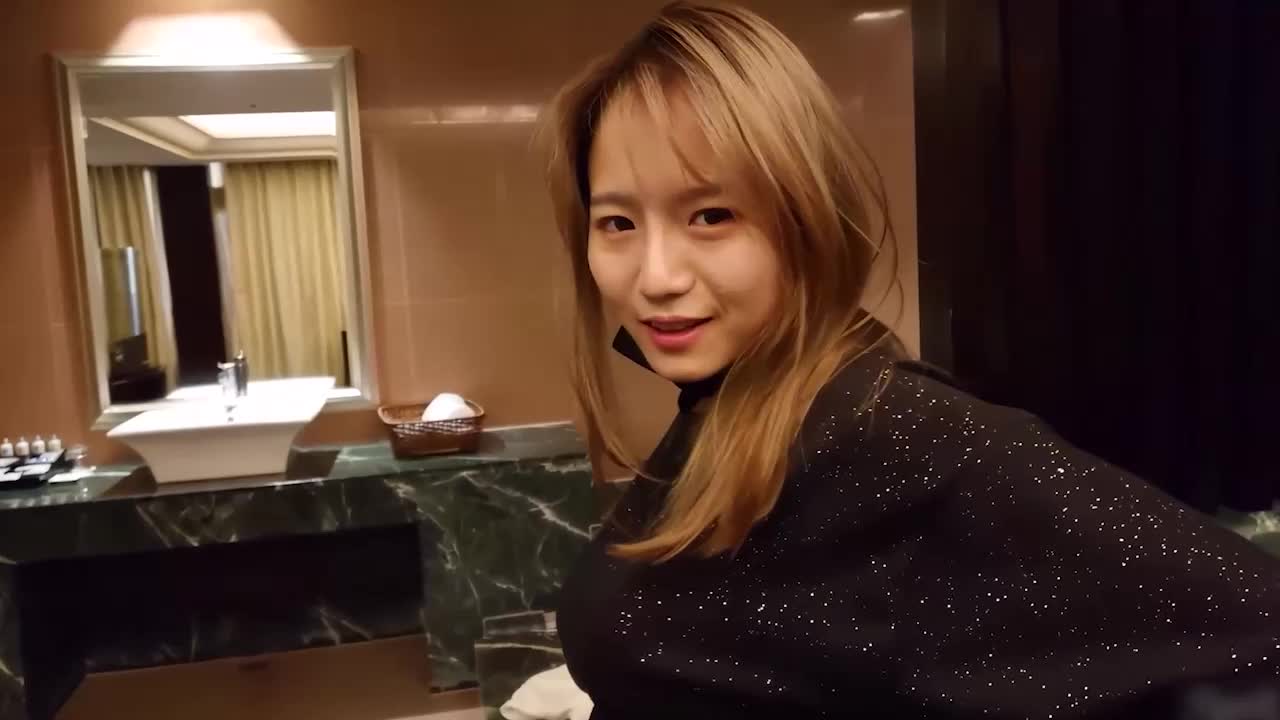 Dâm đãng D-cup chị em hẹn hò trên giường, sau đó lắc lư ngực điên cuồng