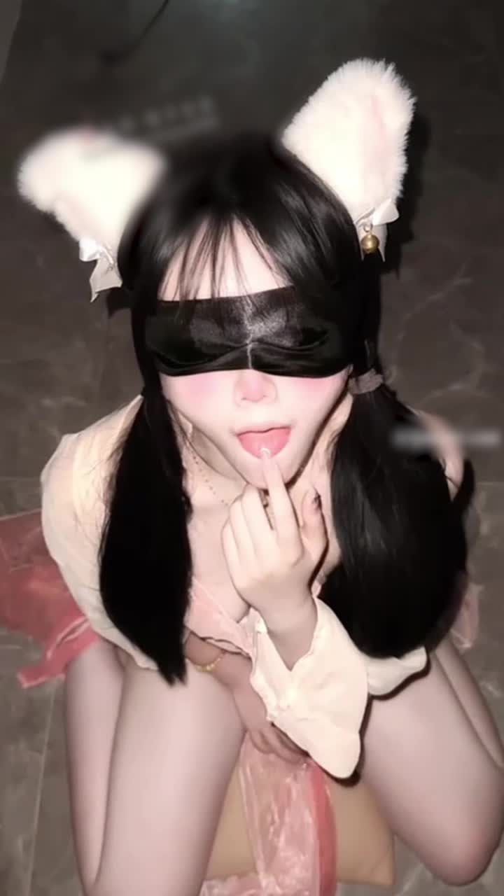 É bom, Homem de Ferro. Orelhas de gato, língua cor-de-rosa, uma rapariga em posição de galdéria.