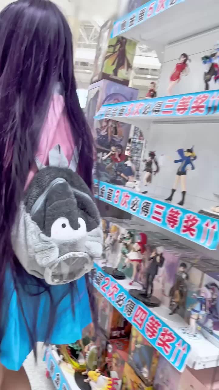 혼자 쇼핑하는 짧은 치마 여학생. 하얀 란제리를 보여주기 위해 엉덩이를 들어올리고 있습니다.