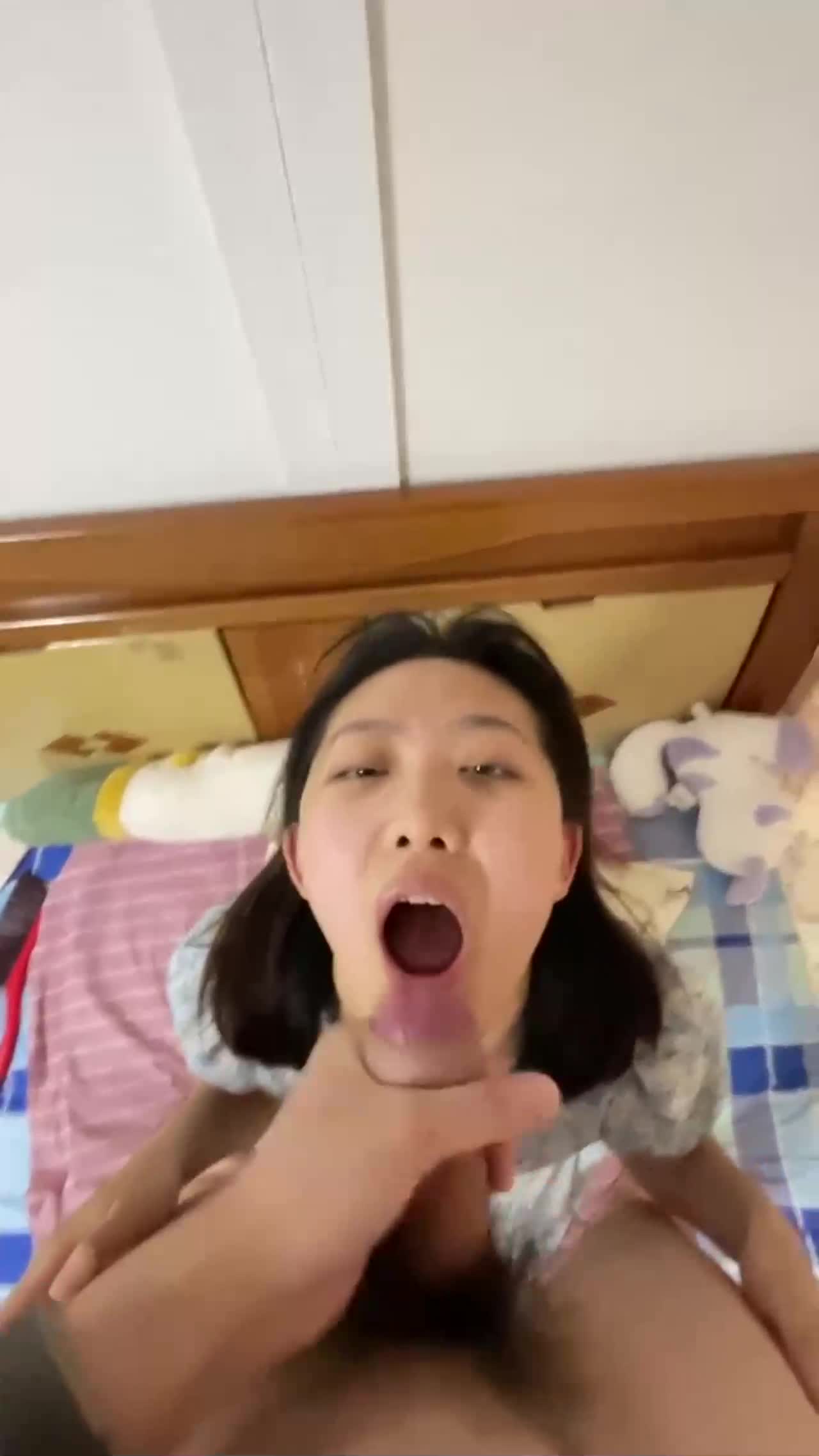 Người phụ nữ trẻ này là hàng xóm đối diện nhà tôi. Chồng cô ấy đi làm xa, vợ tôi cũng thường xuyên đi công tác. Gia đình tôi thỉnh thoảng đến nhà cô ấy, thỉnh thoảng lại đến nhà tôi để ngoại tình!