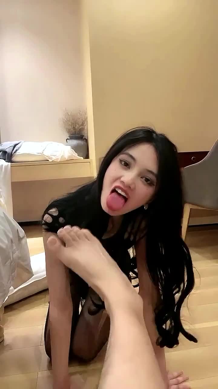 【SM huấn luyện người mẫu Hong Kong và Đài Loan sinh sau năm 2000】Vẻ đẹp hoàn hảo, đôi chân tuyệt đẹp, biểu cảm quyến rũ, ngoan ngoãn liếm chân và mút trứng, quỳ gối sâu họng, lỗ hậu môn không lông, âm hộ gợi cảm.