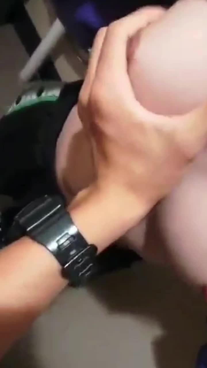 Отвезти кузину в торговый центр и сделать ей минет в туалете торгового центра.