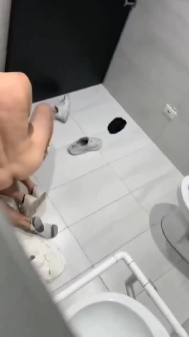 パブのトイレでファックするカップルを偶然カメラが捉えた