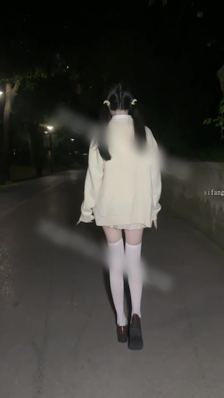 Estadio de fútbol tuning perras meando en la carretera ficha técnica