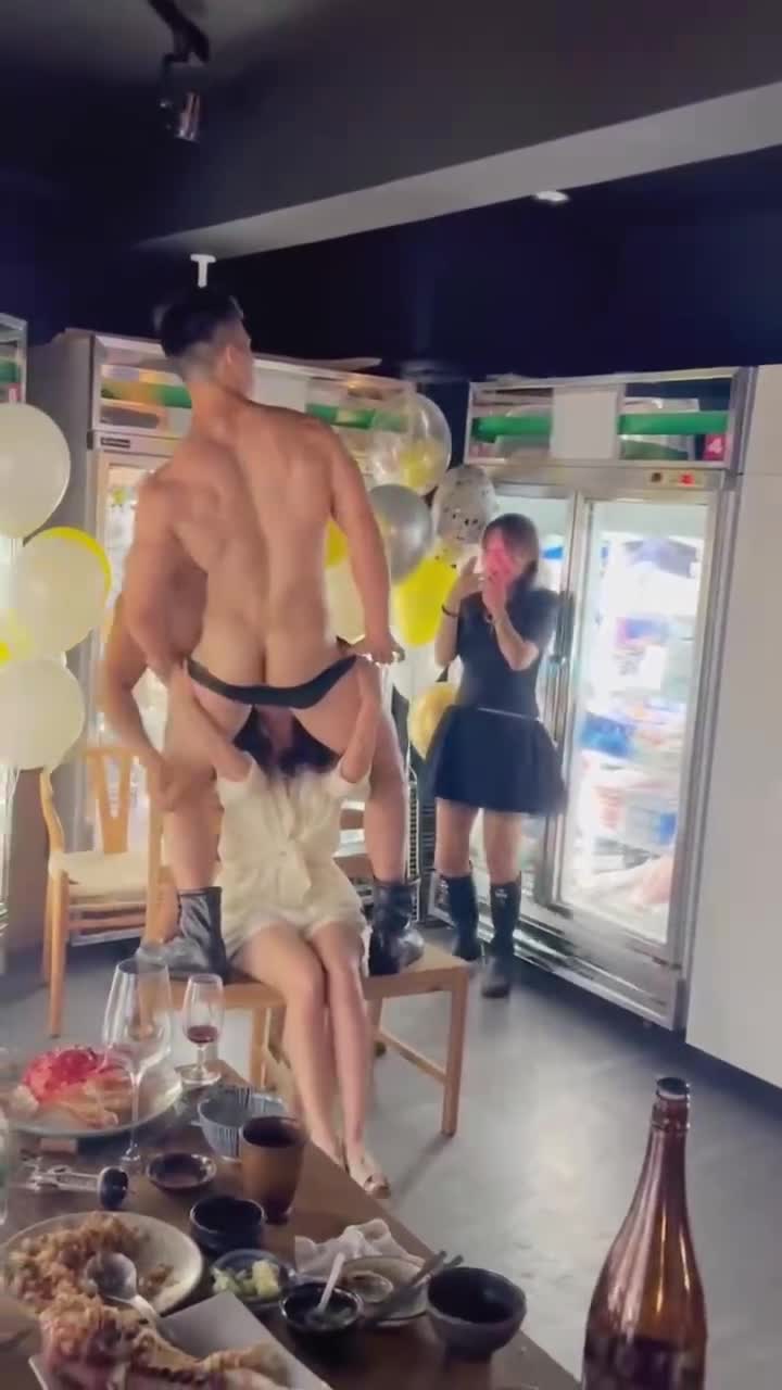 3 级片 - 真尼玛小刀划屁股，开了眼