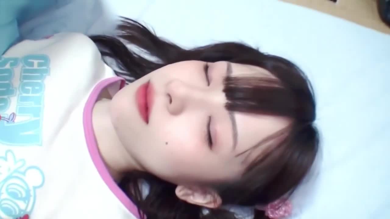 91情深叉 - 极品萝莉，被大叔下药扒开内裤 各种道具玩弄嫩穴 插了两次才内射