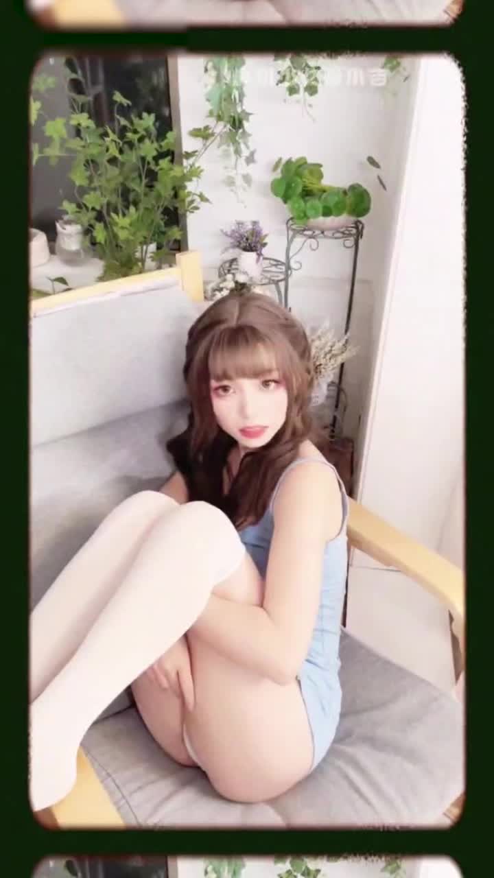 嫂子十九岁未删减 - 被关进去了