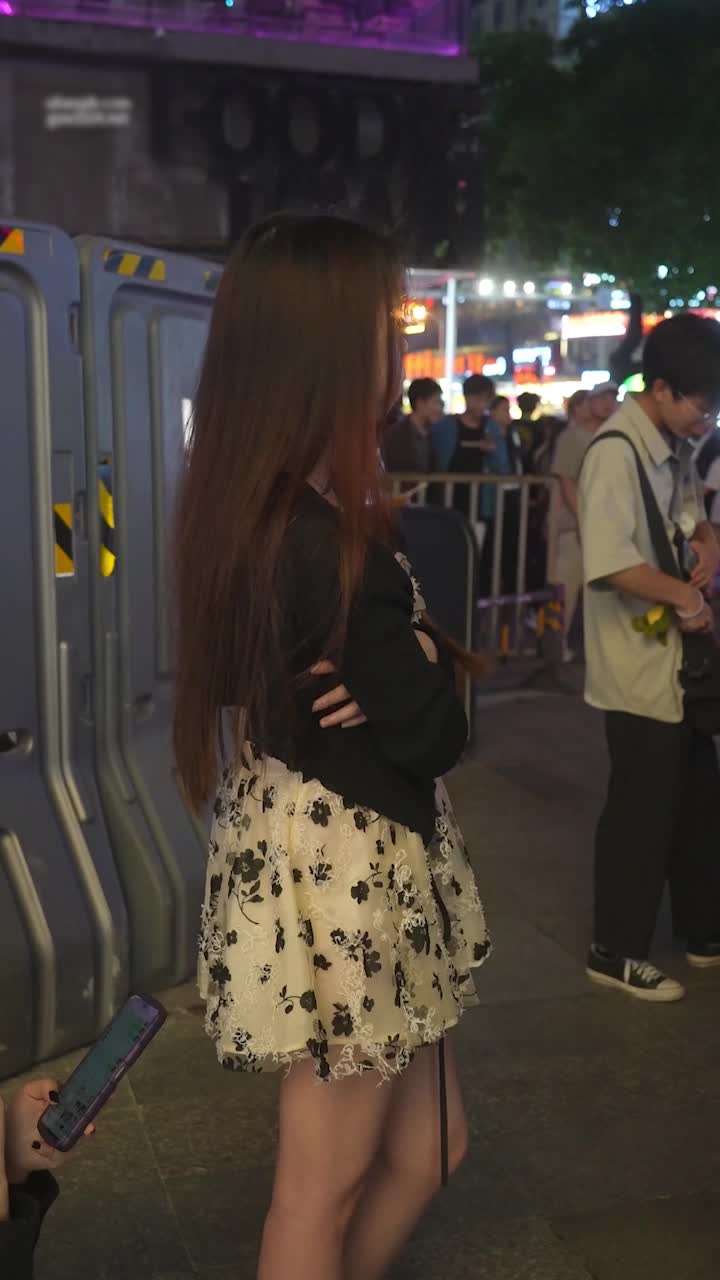 重口av - 裙子非常短还没穿安全裤，走路的时候内裤边都能露出来一点点，里面是卡通草莓内，笑起来有点像虞S欣